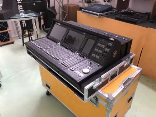 console audio sopra case arancione