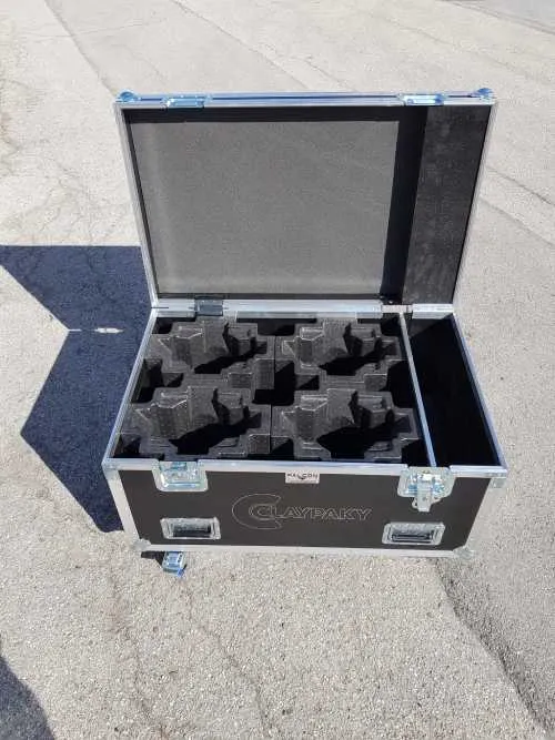flight case per corpi illuminanti con interni sagomati