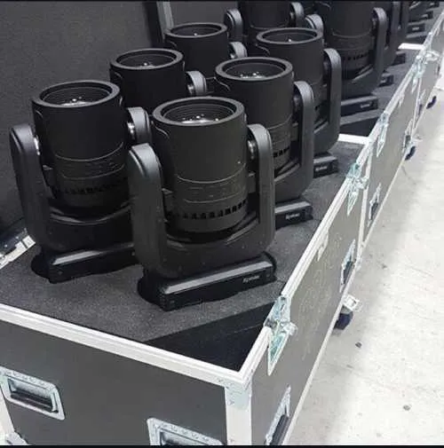 corpi illuminanti appoggiati sopra flight case