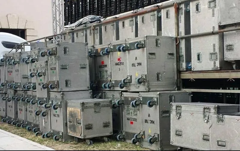 Vari flight case impilati gli uni sugli altri