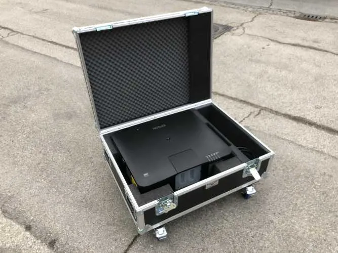 flight case con proiettore all'interno