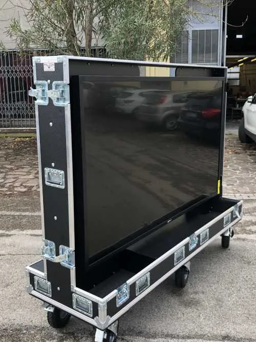 flight case con tv al plasma all'interno